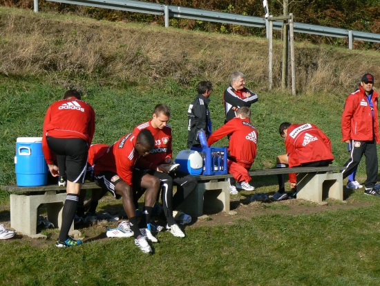 Auf den Zuschauerbänken wurde auf das passende Schuhwerk umgerüstet. Ganz rechts im Bild: Trainer Robin Dutt.